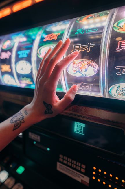 The Mechanics and Allure of Slot Machines: A Comprehensive Overview